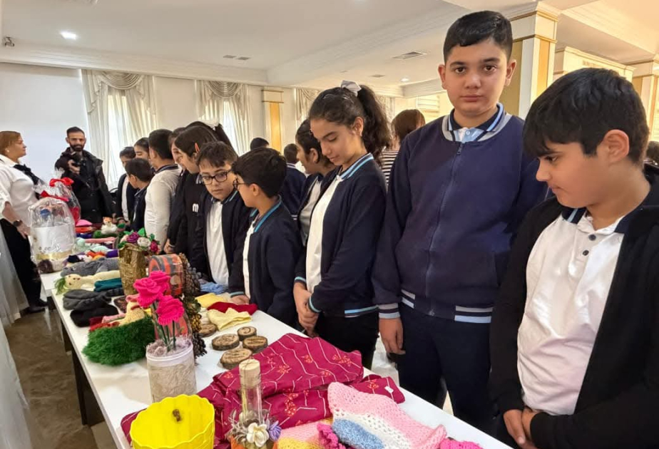Salyanda fiziki məhdudiyyətli şəxslərin rəsm əsərləri və əl işləri nümayiş olunub
