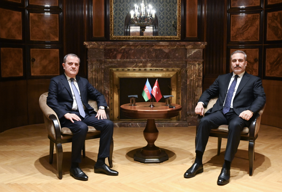 Ceyhun Bayramov Hakan Fidanla ikitərəfli və regional məsələləri müzakirə edib