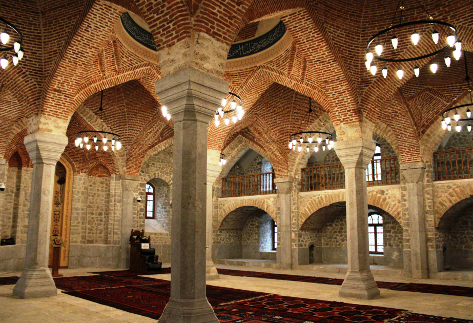 Aschaghi-Gövhar-Agha-Moschee: Ein seltenes Beispiel des historischen und architektonischen Erbes von Schuscha VIDEO