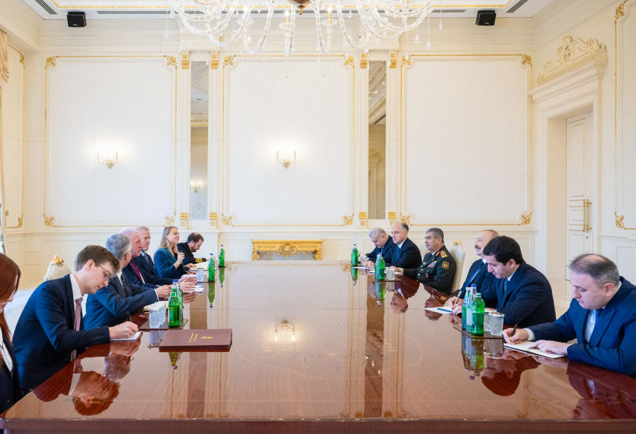 Präsident Ilham Aliyev empfängt britischen Staatsminister für Verteidigung VIDEO