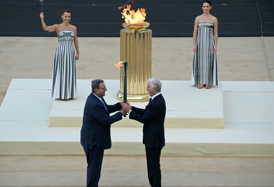 Olympisches Feuer an Mailand und Cortina übergeben