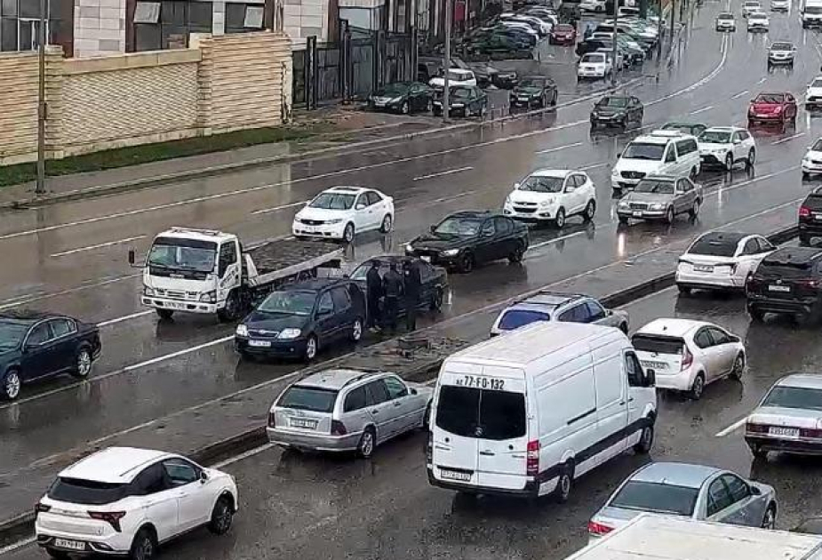 Hazırda paytaxtın bir sıra küçə və prospektlərində nəqliyyat sıxlığı müşahidə olunur