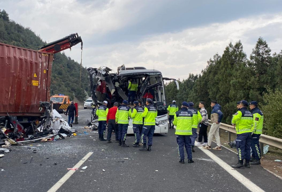 A passenger bus collided with a truck from behind in Osmaniye: 6 dead, 11 injured