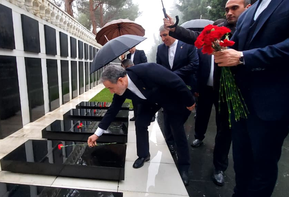 Le chef de la diplomatie iranienne visite l’Allée des Martyrs