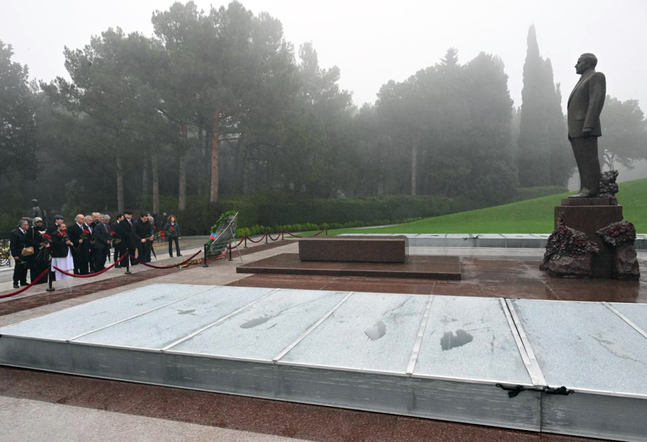 Participants of OIC Cultural Festival: Baku Creative Week 2025 pay tribute to National Leader Heydar Aliyev