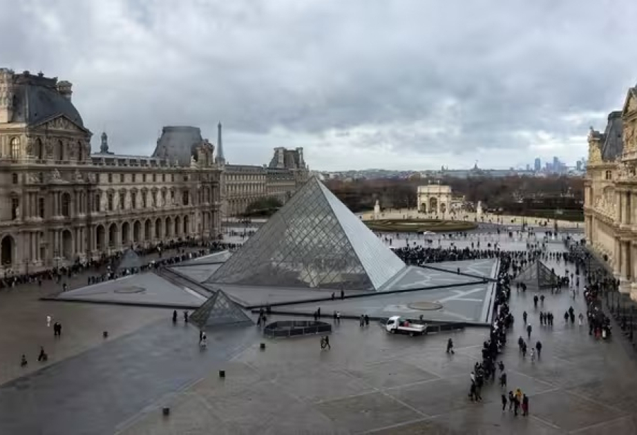 Louvre workers strike to protest museum administration policy