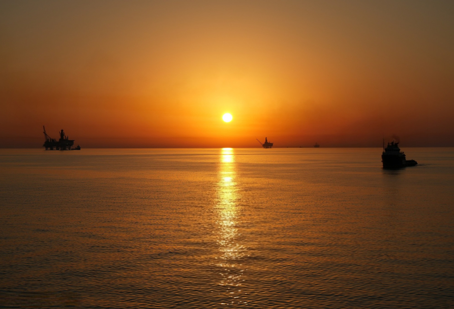 Azerbaijani oil price falls to $66
