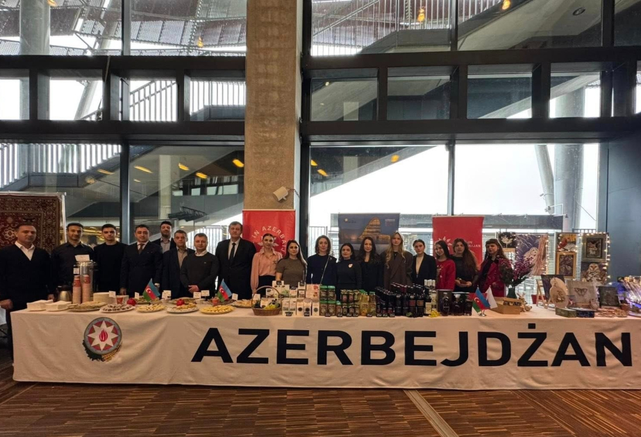 La Primera Dama de Polonia visita el stand de Azerbaiyán en un prestigioso evento benéfico en Varsovia