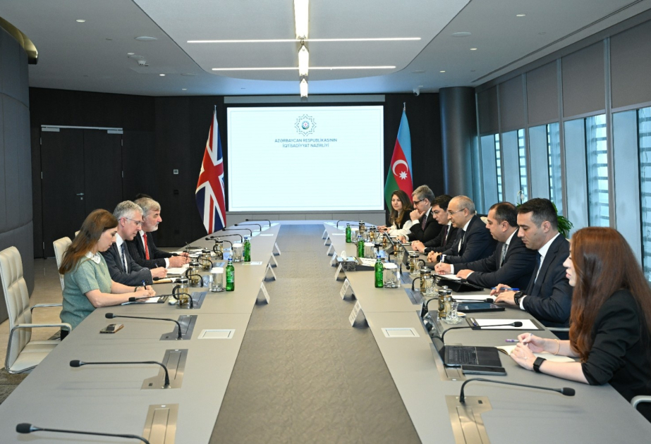 Se analiza el fortalecimiento de la cooperación entre Azerbaiyán y el Reino Unido en los ámbitos de negocios, inversión y comercio