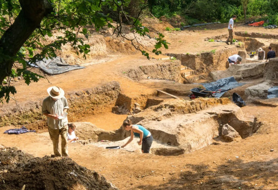 The moment the earliest known man-made fire was uncovered
