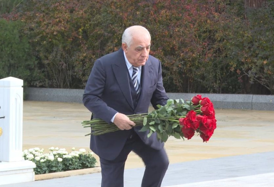 Baş nazir Əli Əsədov Fəxri xiyabanda Ulu Öndər Heydər Əliyevin məzarını ziyarət edib