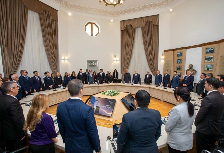 Energetika Nazirliyində Ulu Öndər Heydər Əliyevin xatirəsinə həsr olunmuş anım tədbiri keçirilib