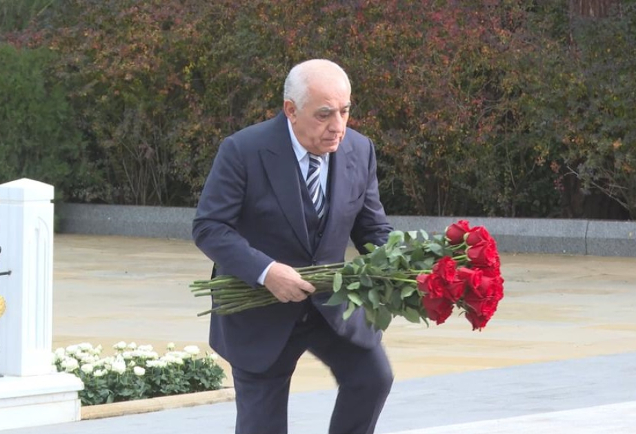 Premierminister Ali Asadov besucht Grab von Nationalleader Heydar Aliyev in der Ehrenallee in Baku VIDEO