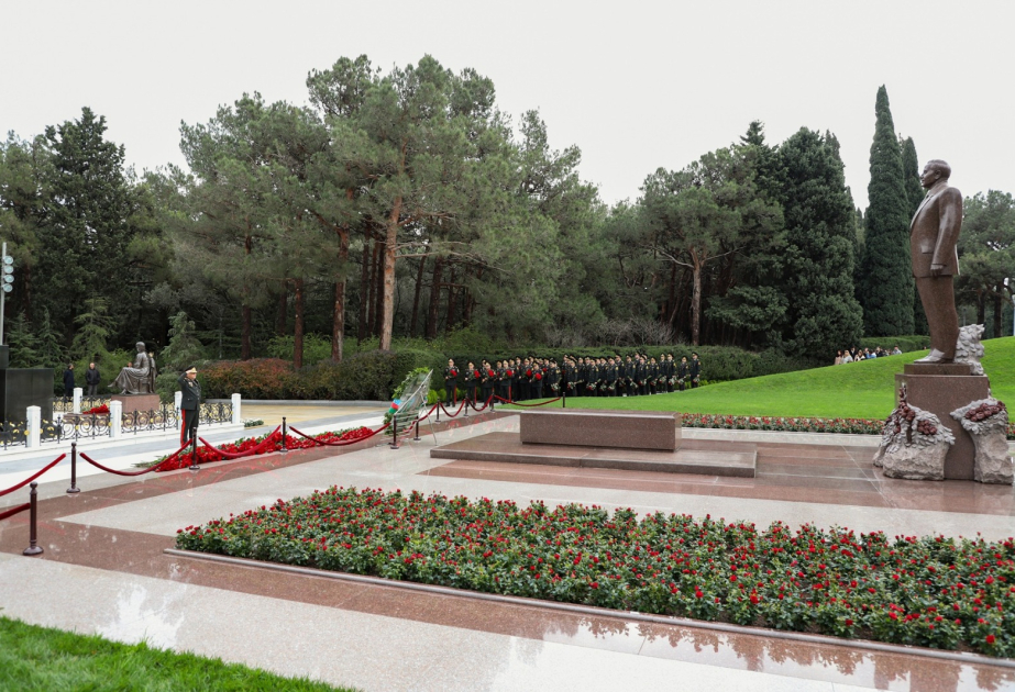 Dövlət Xidmətinin əməkdaşları Ulu Öndər Heydər Əliyevin xatirəsini yad ediblər