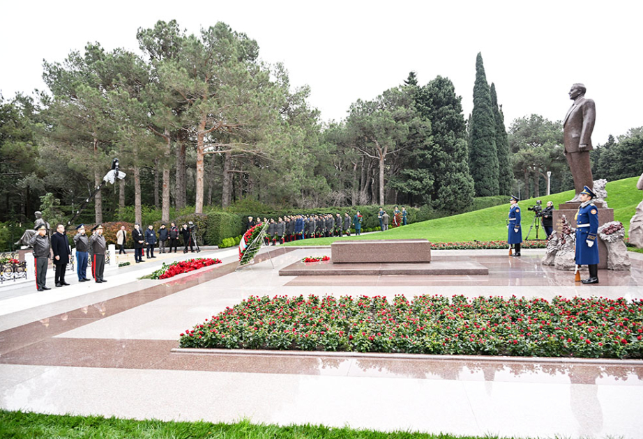 Müdafiə Nazirliyinin rəhbərliyi Ulu Öndərin məzarını ziyarət edib