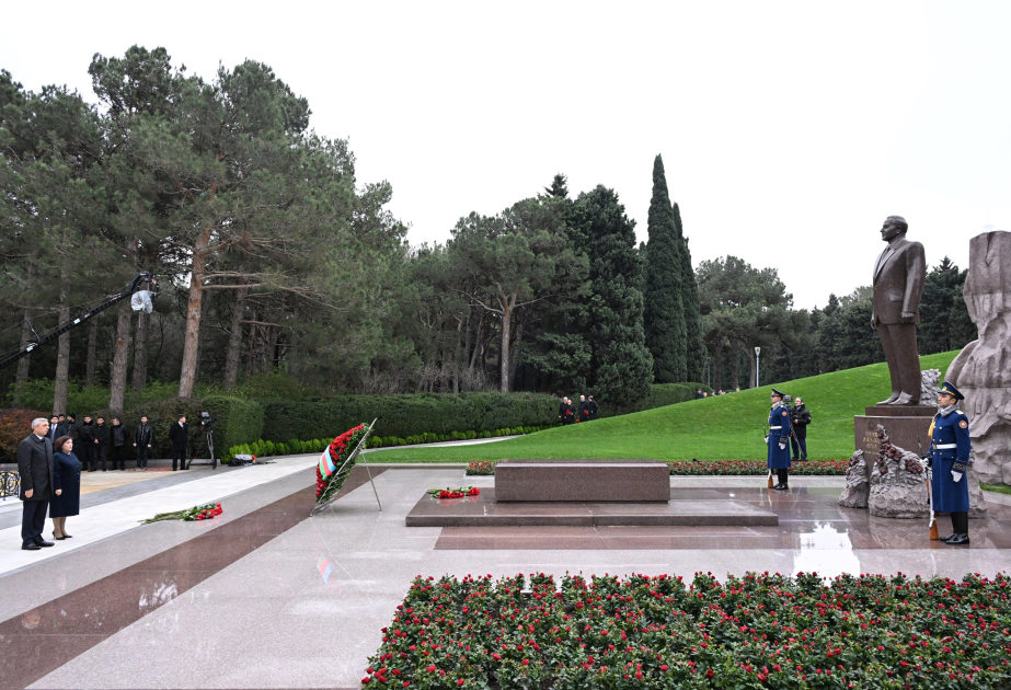 Los funcionarios del Estado y del Gobierno rindieron homenaje a la memoria del gran Líder Heydar Aliyev en la Callejón de Honor