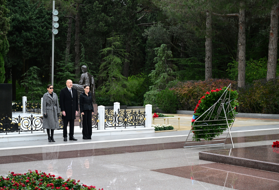 President Ilham Aliyev and First Lady Mehriban Aliyeva visited grave of National Leader Heydar Aliyev VIDEO