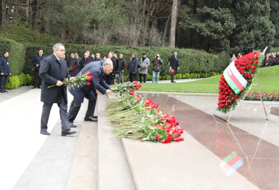 Səhiyyə Nazirliyinin rəhbərliyi Ulu Öndərin xatirəsini yad edib