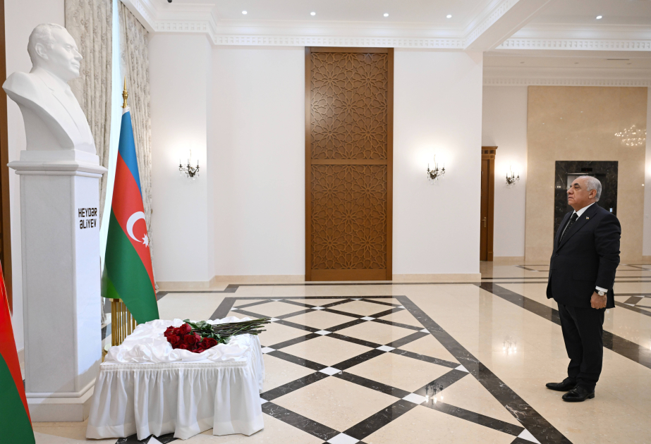 Premierminister Ali Asadov ehrt Andenken des Nationalleaders Heydar Aliyev in Turkmenistan