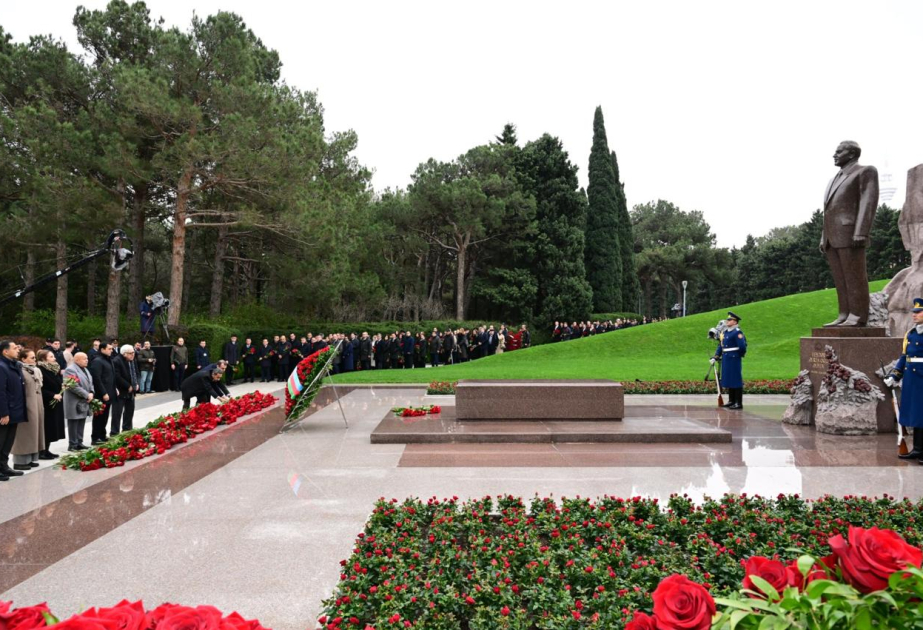 Mədəniyyət Nazirliyinin kollektivi Ümummilli Lider Heydər Əliyevin məzarını ziyarət edib