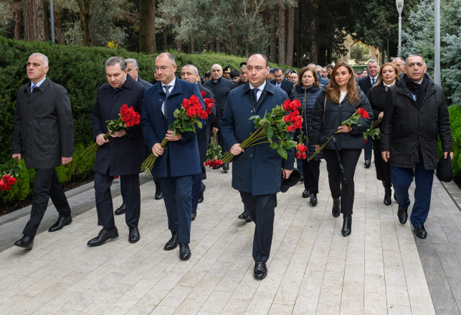 Rəqəmsal İnkişaf və Nəqliyyat Nazirliyinin kollektivi Ulu Öndərin məzarını ziyarət edib