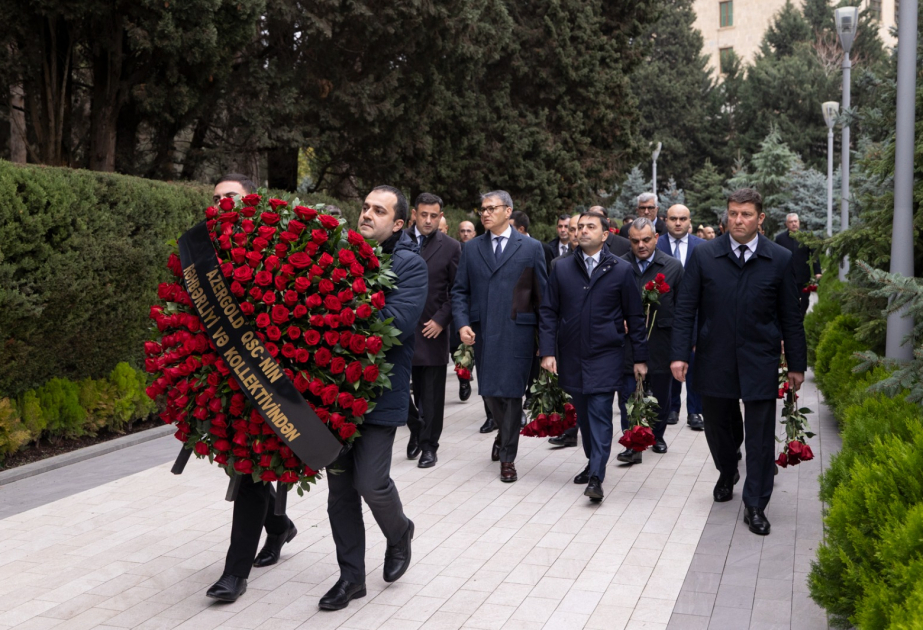Representatives of AzerGold and its subsidiaries visit grave of National Leader Heydar Aliyev