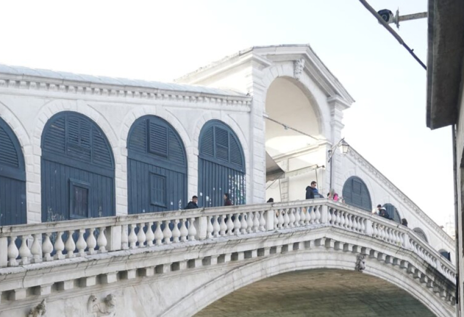 Woman damages Rialto Bridge with stolen boat