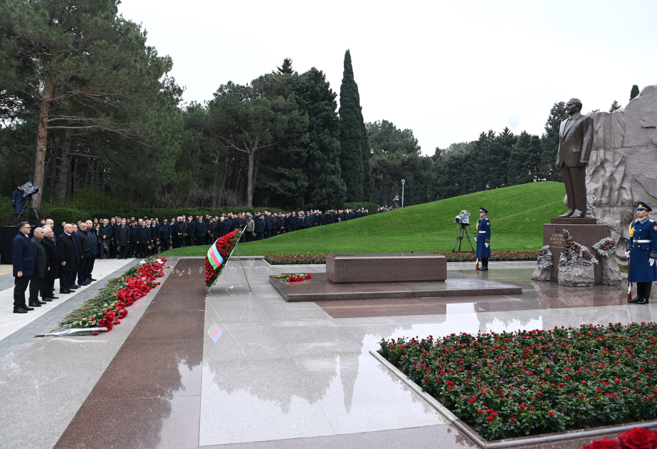 "Azərişıq" və "AzərEnerji"də Ulu Öndər Heydər Əliyevin anım günü ilə bağlı tədbirlər keçirilib