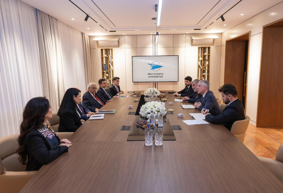 Bei Treffen an der Nationalen Luftfahrtakademie Ausweitung der Zusammenarbeit mit dem Vereinigten Königreich erörtert