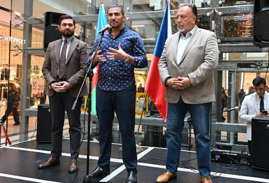 En Bakú se celebró el taller creativo “Chequia a través de los ojos de artistas azerbaiyanos”