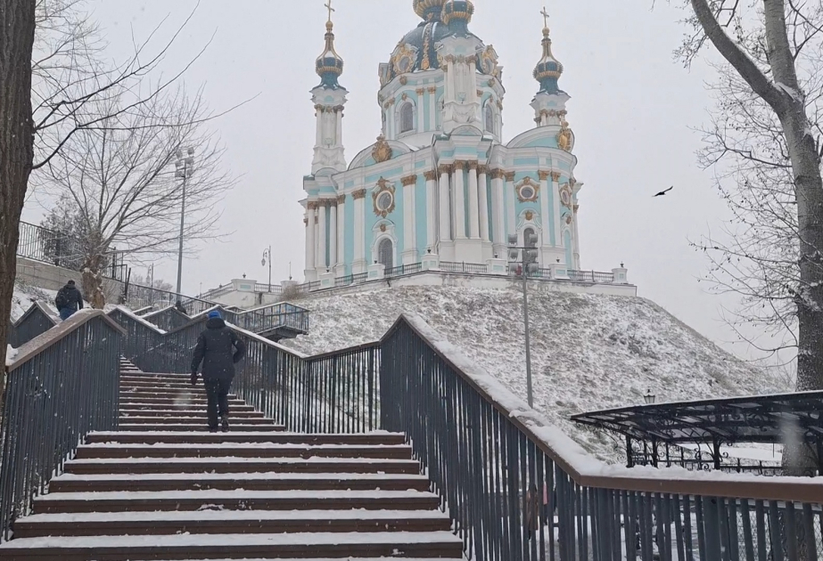 La primera nieve que hace olvidar el dolor de la guerra – FOTORREPORTAJE de AZERTAC desde Kiev