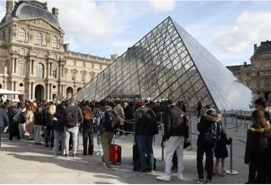 Louvre Museum in Paris closes doors as staff begin 3-day strike over working conditions