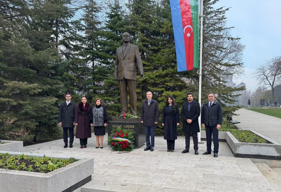 La delegación de Azerbaiyán visitó en Serbia el monumento al Líder Nacional
