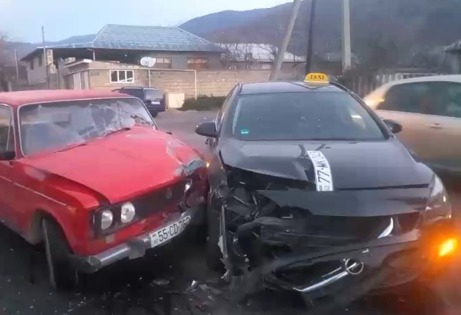 Şəkidə minik avtomobilləri toqquşub, xəsarət alan var