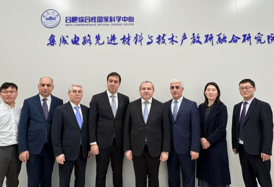 巴库国立大学代表团深入了解安徽大学的科研实力