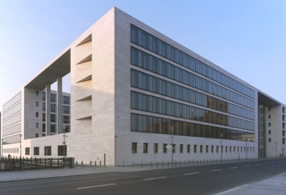 تحول تاريخي: انطلاق أول قطار نفط من أذربيجان إلى أرمينيا