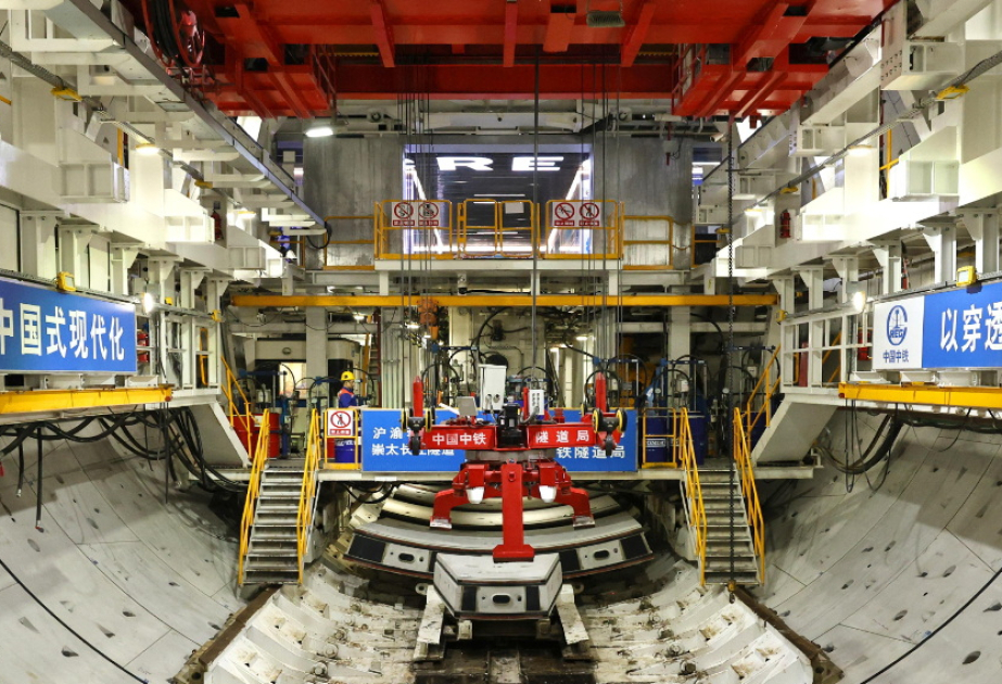 Weltweit größte Tunnelbohrmaschine für Hochgeschwindigkeitszugstrecken unterquert Jangtse-Fluss