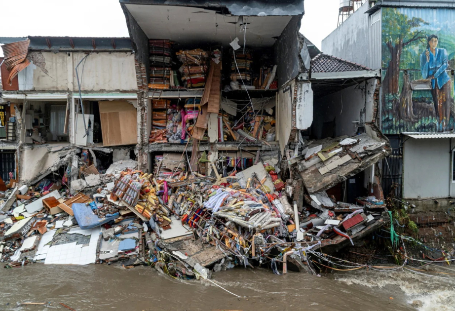 Floods trigger fresh evacuations of thousands in Malaysia