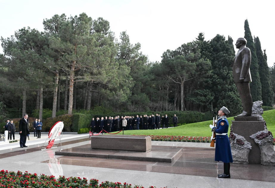 Le vice-président turc Cevdet Yilmaz visite l’Allée d’Honneur