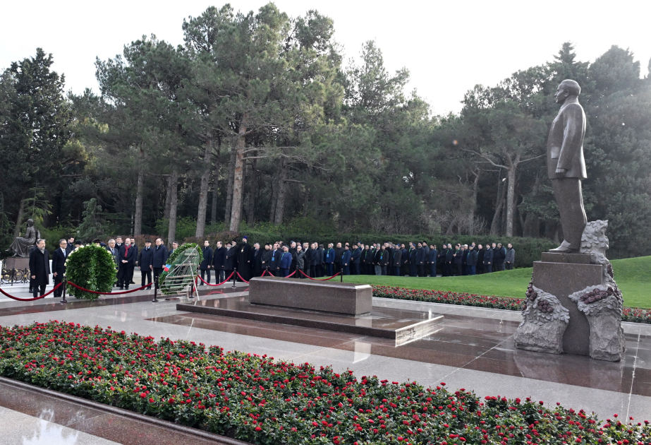 Azərbaycan Din xadimlərinin II forumunun iştirakçıları Ümummilli Lider Heydər Əliyevin məzarını və Zəfər parkını ziyarət ediblər