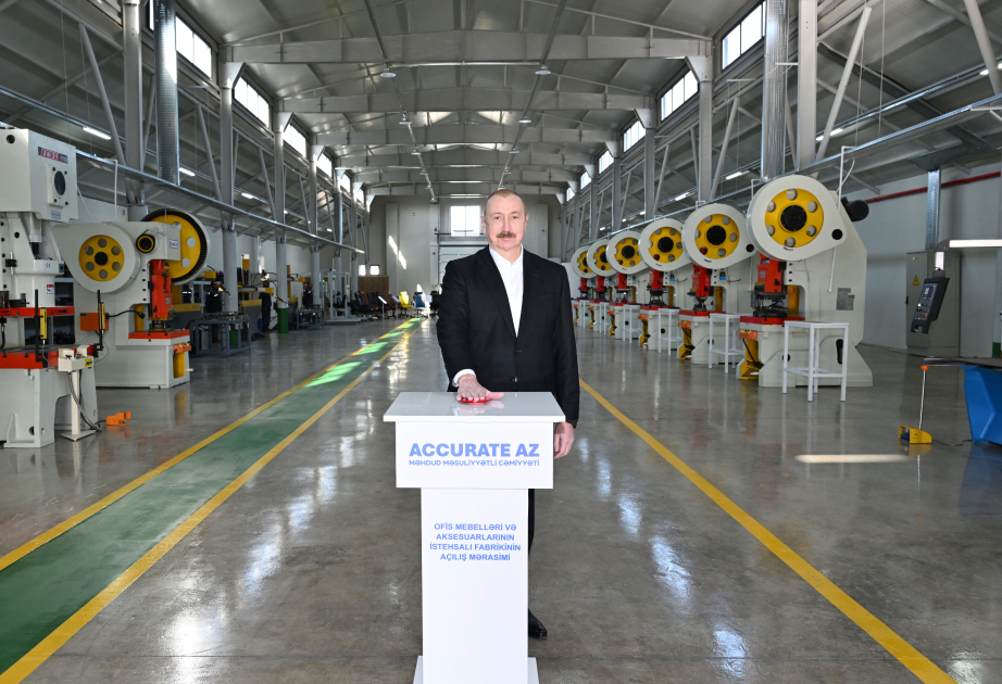 El Presidente Ilham Aliyev inaugura en Joyalí una planta de producción de muebles de oficina