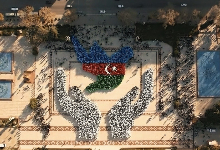 Gəncədə “Dəmir yumruq və Sülh göyərçini” fləş-mobu keçirilib VİDEO