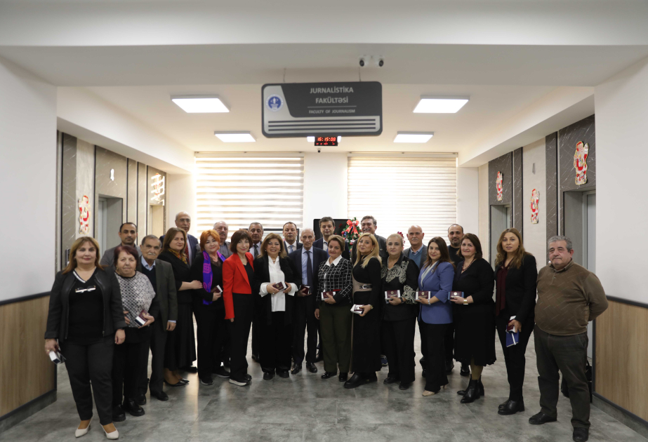 BDU əməkdaşlarına “Azərbaycan milli mətbuatının 150 illiyi” yubiley medalları təqdim olunub