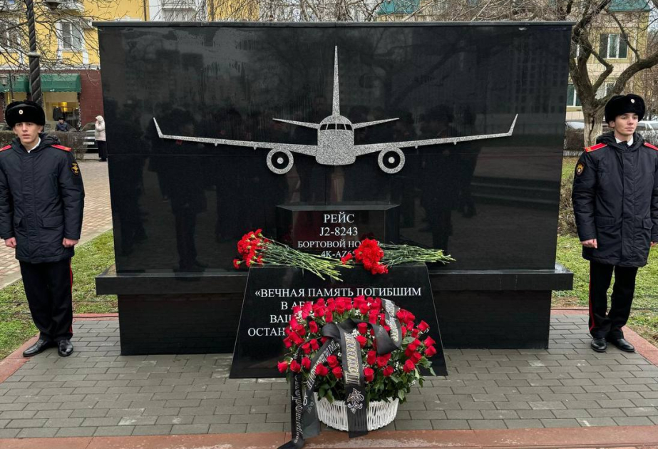В Грозном открыта мемориальная плита в память о жертвах катастрофы самолета AZAL