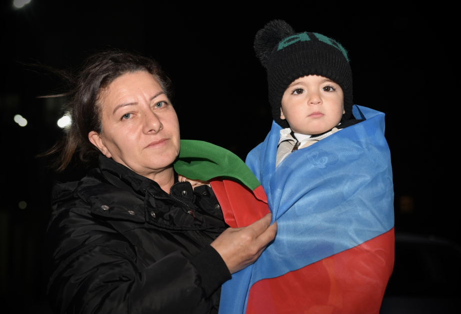 Un autre convoi d’anciens déplaces internes retourne dans les régions de Khodjaly, Khodjavend et de Zenguilan