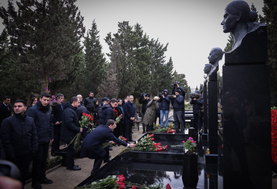 Se realizó una visita a las tumbas de los miembros de la tripulación fallecidos en el accidente aéreo del avión de pasajeros de AZAL