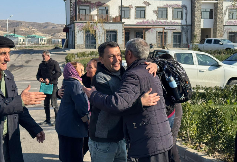 Un nuevo grupo de reasentados llegó a la aldea de Memmedbeyli