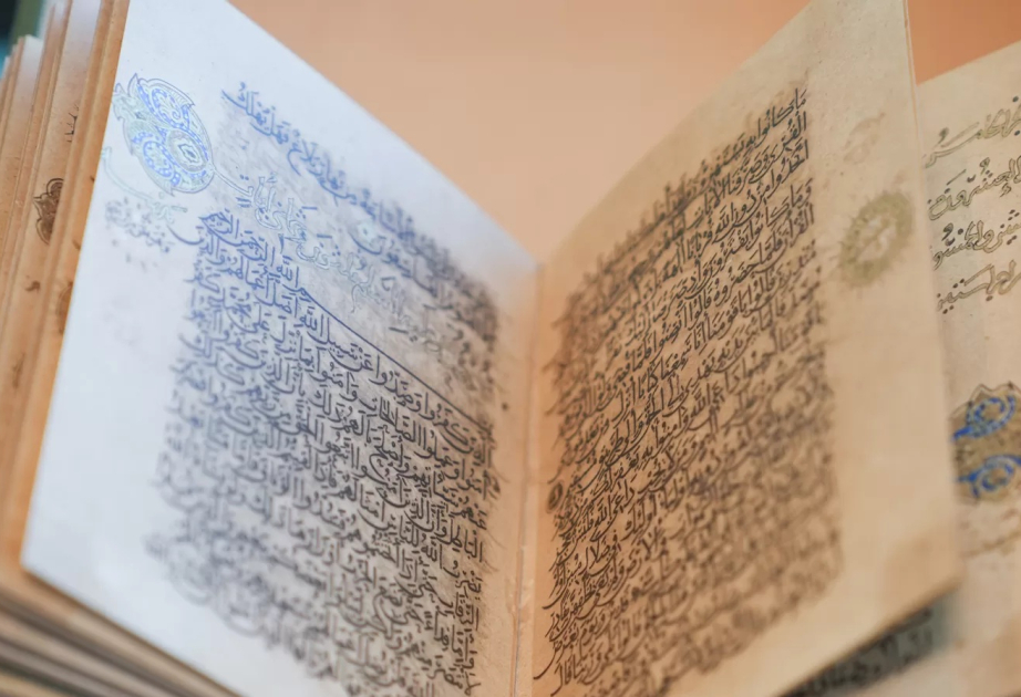 L’ICESCO reçoit une copie d’un exemplaire rare du Saint Coran du calligraphe « Ibn al-Bawwab »