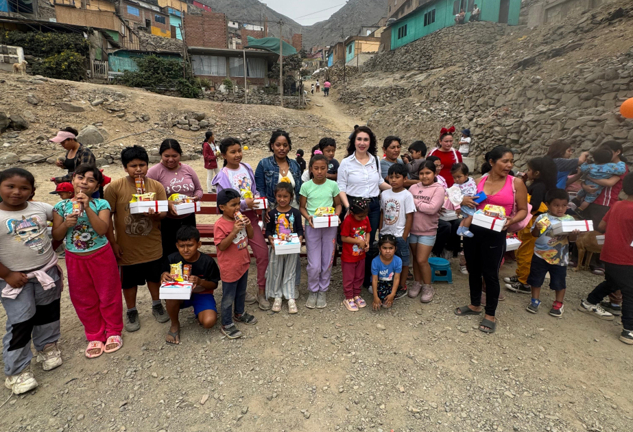 La Embajada de Azerbaiyán en Perú compartió la alegría festiva con niños de familias de bajos recursos
