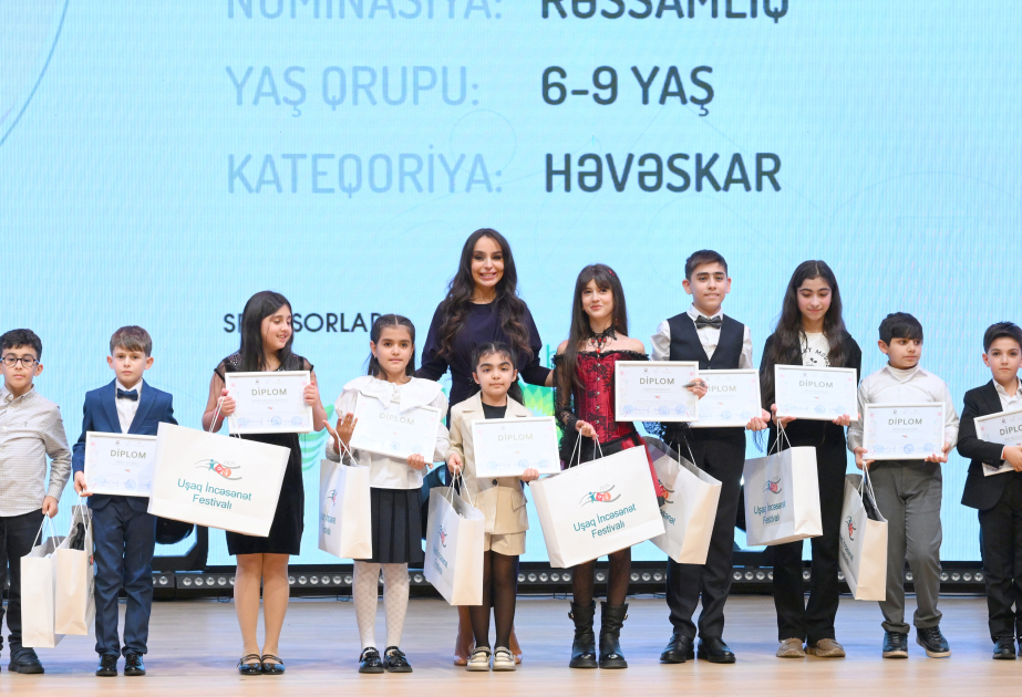 Leyla Aliyeva y Alena Aliyeva participaron en la ceremonia final de premiación del Festival de Arte Infantil